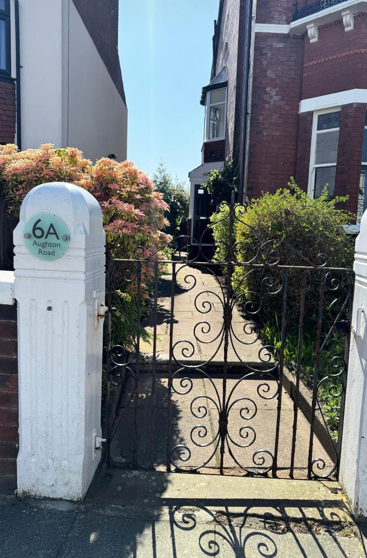 Spacious Victorian Birkdale Apartment With Garden Southport Exterior foto